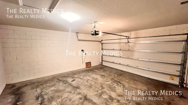 Building Photo - 522 Armoyan Wy