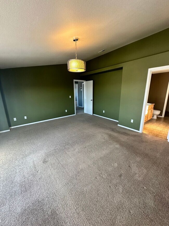 Building Photo - Cheney House Available May 2026!!