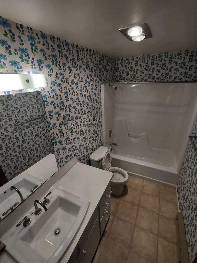 Building Photo - Large 2+ bedroom 2.5 bath home with large ...