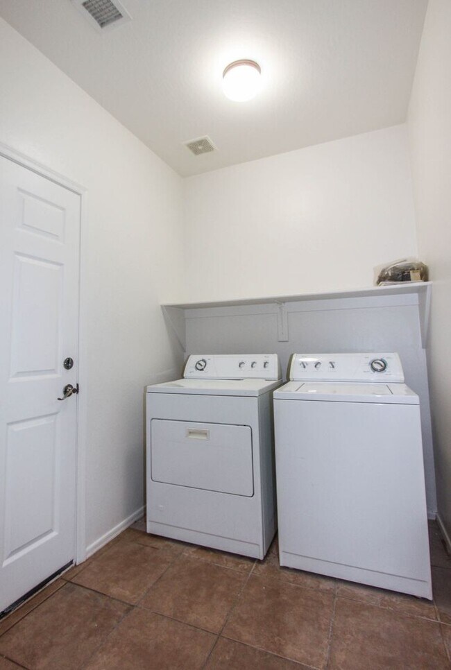 Building Photo - Three Bedroom Quailwood Home