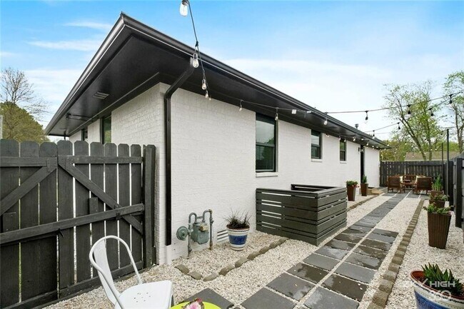 Building Photo - 110 SE 13th St