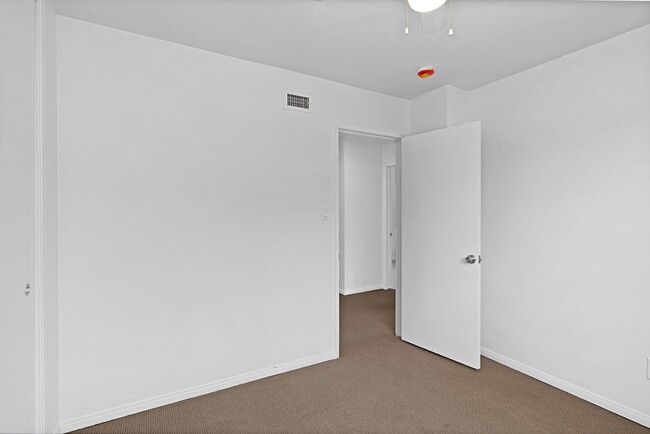 Building Photo - Single level home in San Carlos