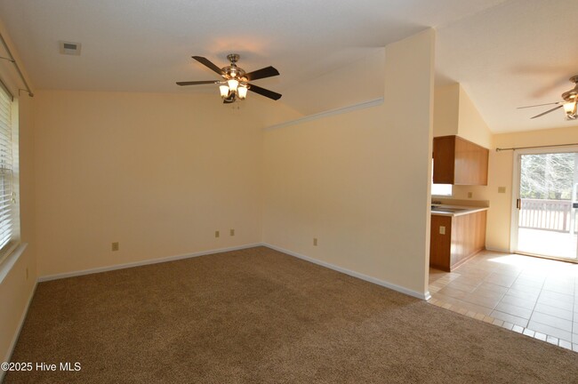 Building Photo - 260 S Creek Dr