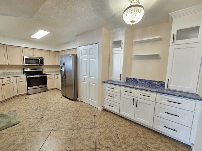 Building Photo - Seaside Serenity Awaits: Spacious 3-Bedroo...