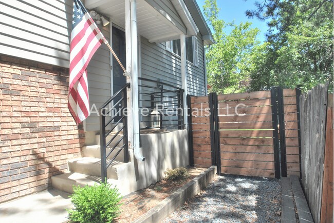 Building Photo - 106 River Hts Blvd