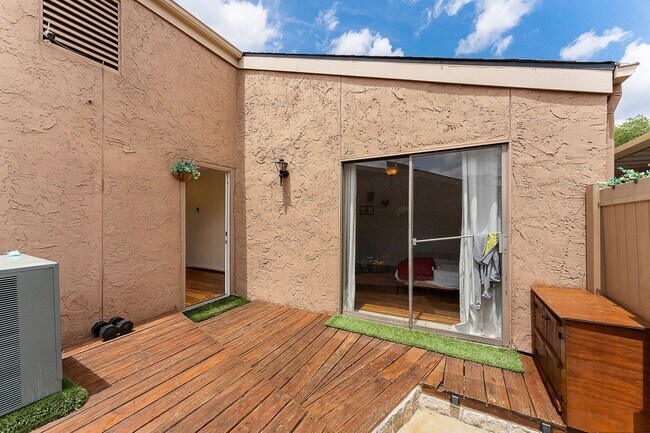 Building Photo - 2419 Briarwest Blvd