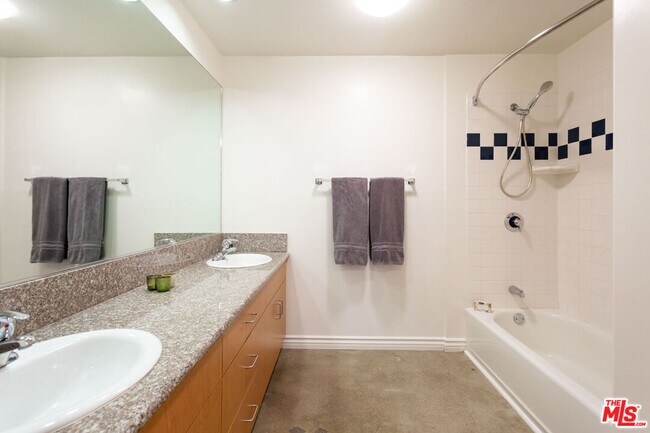 Building Photo - 711 S Olive St