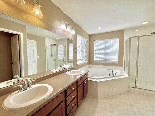 Building Photo - FABULOUS 4 BEDROOM HOME IN EASTVIEW ESTATES!!