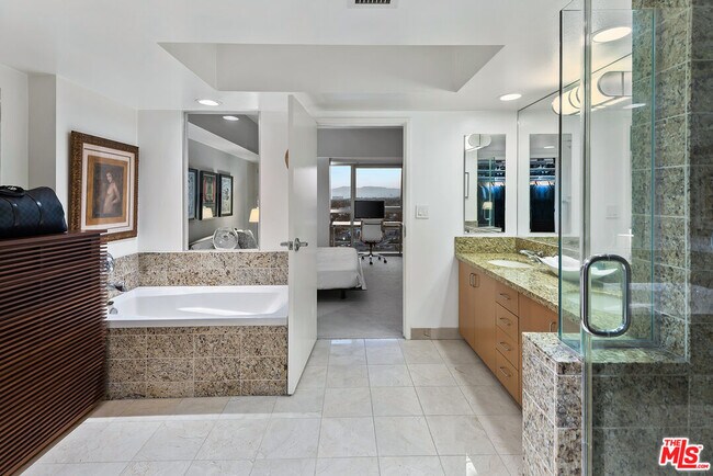 Building Photo - 13700 Marina Pointe Dr