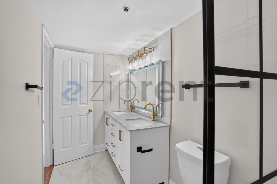 Building Photo - Unit 906
