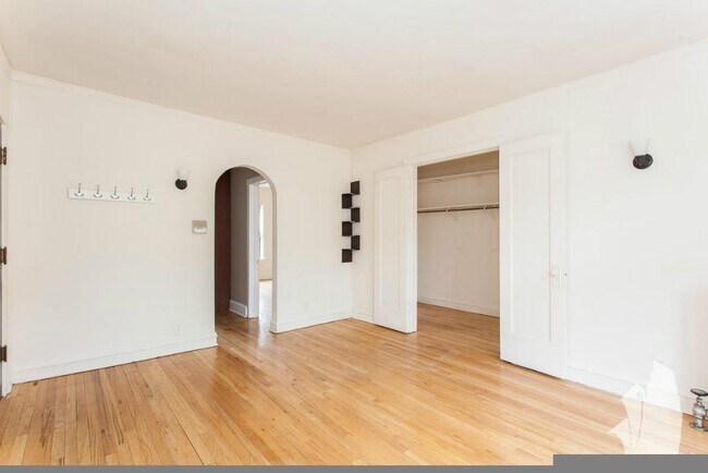 Building Photo - 2112 W Ainslie St