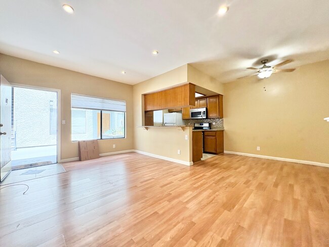 Building Photo - Modern 1BR in Valley Glen w/ Fireplace + Balcony
