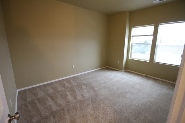 Building Photo - Newer Condo with 2 car Garage in S. Salem!