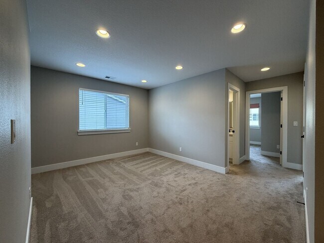 Building Photo - 12425 SW Silvertip St