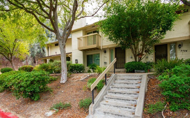 Building Photo - 3 Bedroom, 2.5 Bathroom Townhome!