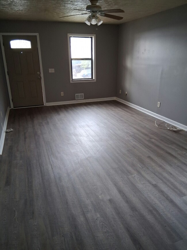 Building Photo - 1532 Rosewood Cir SE