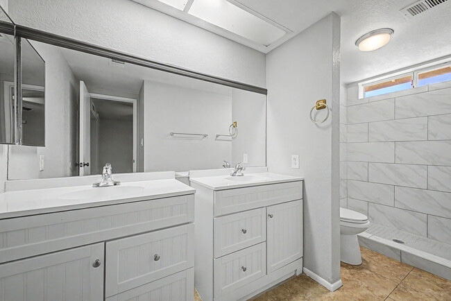 Building Photo - 3223 E Emerald Cir