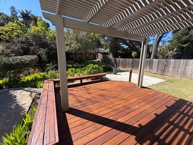 Building Photo - NIcely Updated Mill Valley 3x2 home with large yard, garage, HW floors, laundry