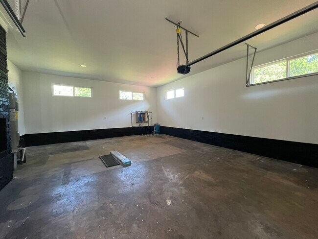 Building Photo - 11405 Cresthill Dr