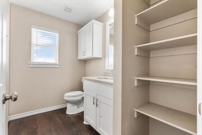 Building Photo - 1406 Courtney Pl