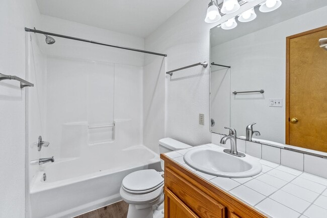 Building Photo - Duplex - 2 bedroom 2 bath