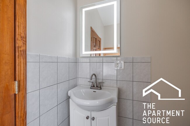 Building Photo - 2028 N Hamlin Ave