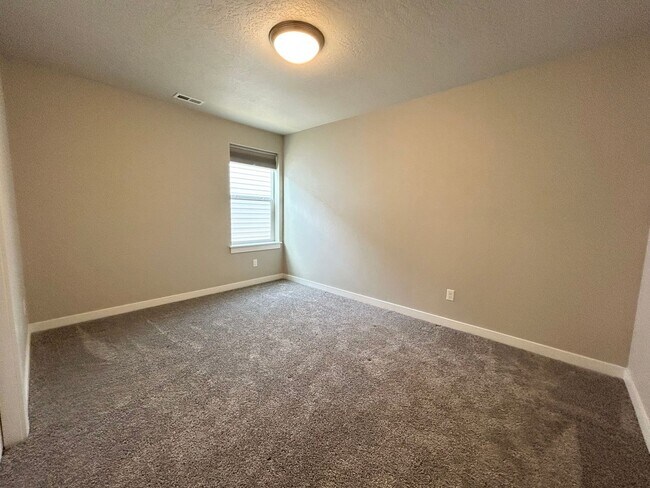 Building Photo - Stunning 3 bedroom 2 bathroom home in Meri...