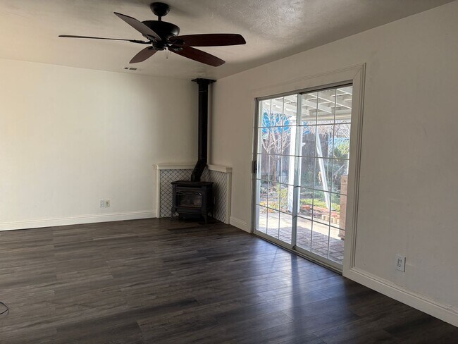 Building Photo - Charming Downtown Tehachapi Rental – 3 Bed | 2 Bath