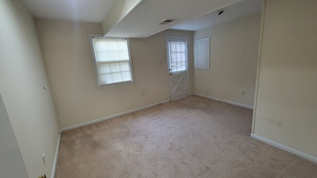 Building Photo - Stunning 4 Bedroom 2.5 Bathroom 3-Level Ho...