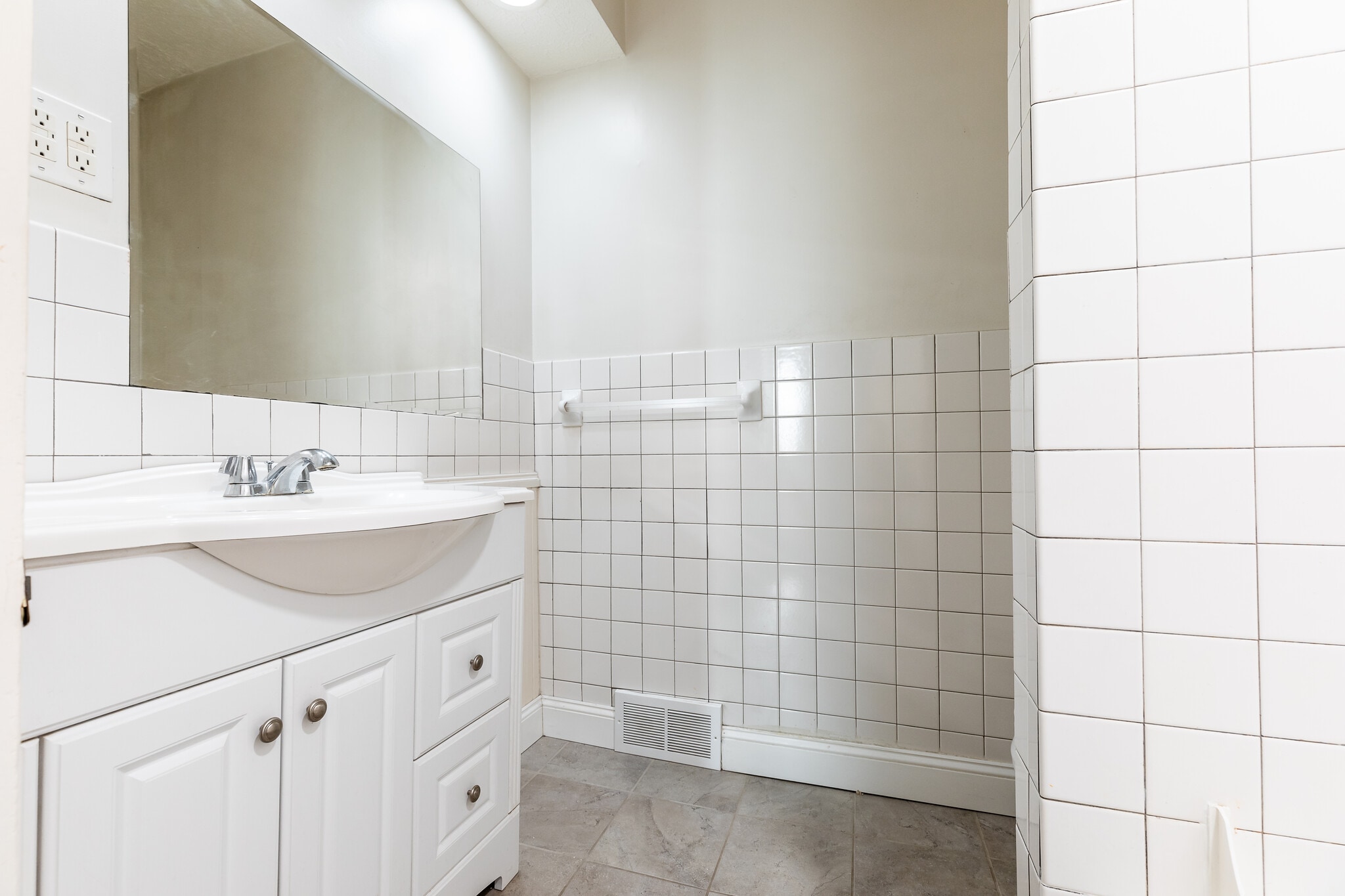 Building Photo - 1949 Hudson Ave