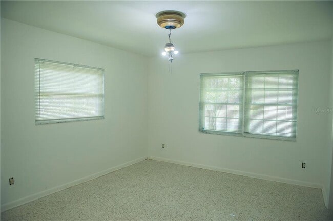 Building Photo - 904 Brookside Dr