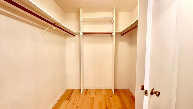 Building Photo - Top-floor with Storage Room & Huge Walk-In...