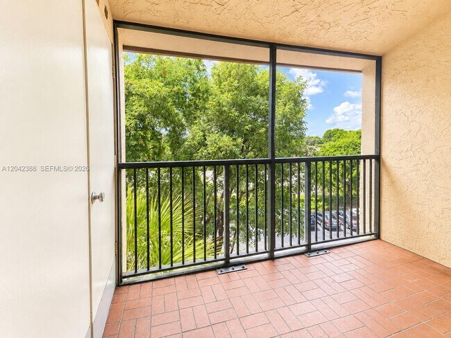 Building Photo - 14421 N Kendall Dr