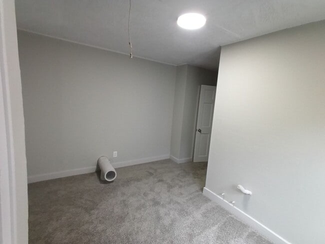 Building Photo - 4 bedroom 2 bath brick colonial NOW AVAILA...