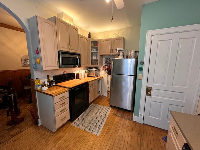 Building Photo - 526 W National Ave