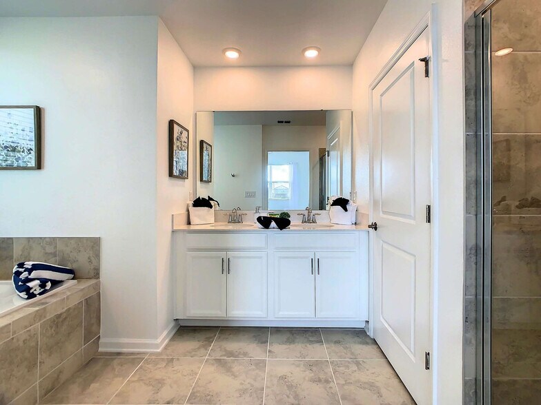 Building Photo - 955 Splash Shot Pl