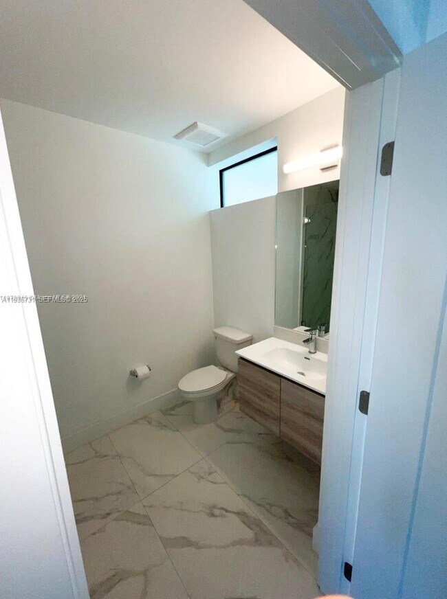 Building Photo - 4100 Davie Rd