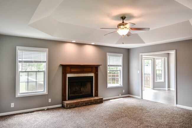 Building Photo - Pet Friendly Three Bedroom!