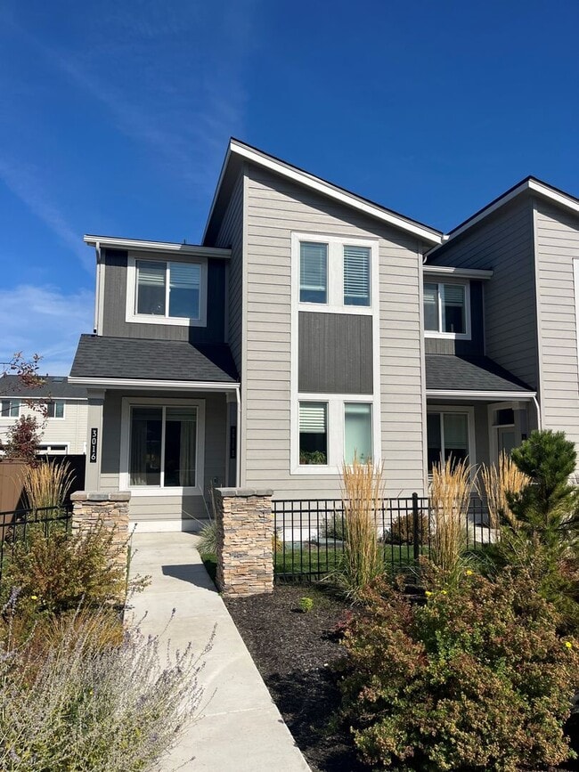 Building Photo - Beautiful 3 Bed/2.5 Bath Townhome - Community Pool and Fitness Center!