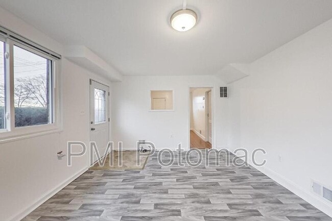 Building Photo - 7422 Parkwood St