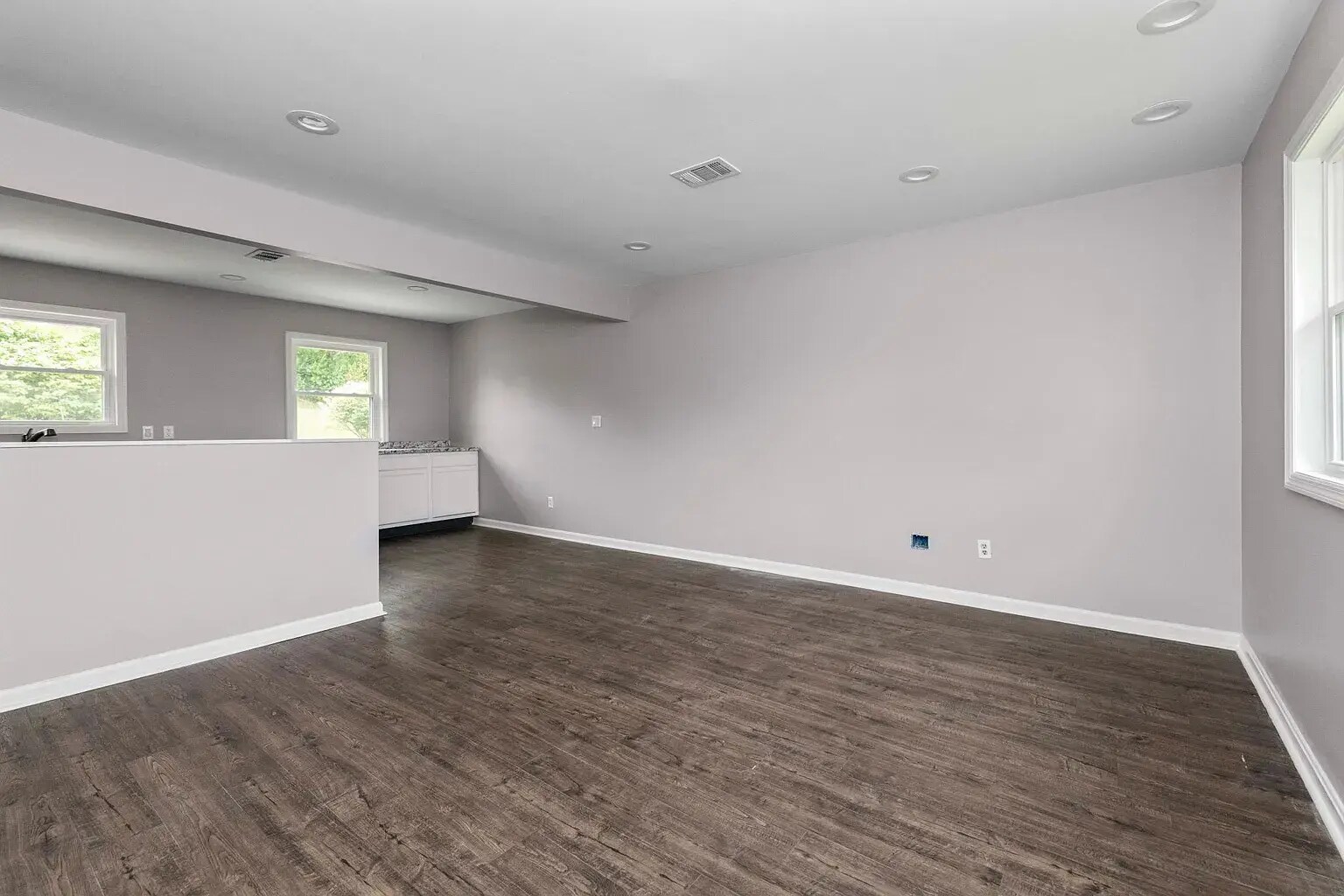 Building Photo - 1520 Thames Dr