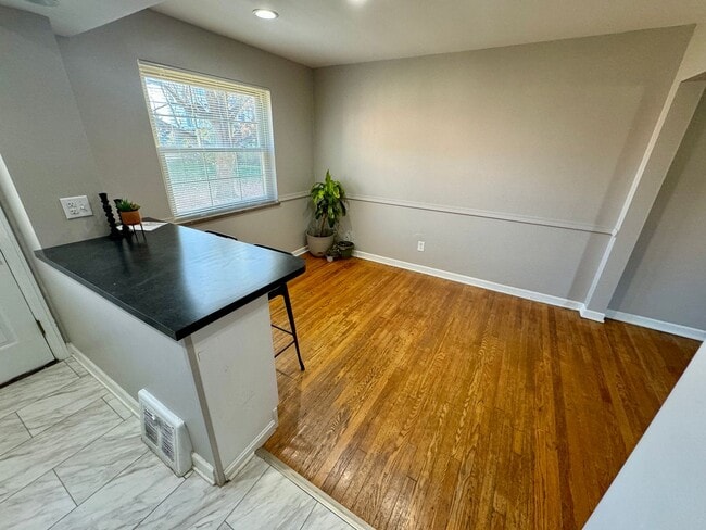 Building Photo - m1139sel