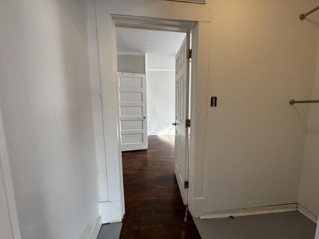 Building Photo - 836 S Broadway Ave