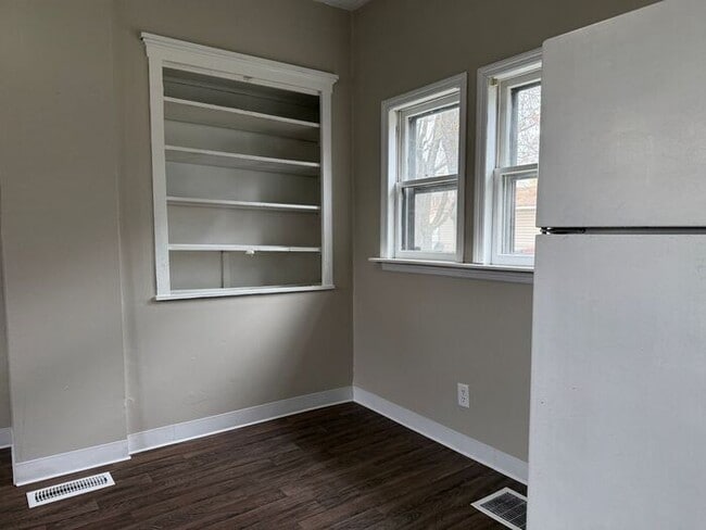Building Photo - RENT SPECIAL !! 2 Bedroom with a Bonus Roo...
