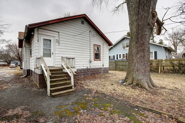 Building Photo - 1105 W Hill St