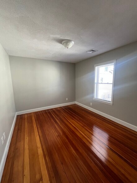 Building Photo - 100 Capen St