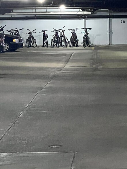 Building Photo - 2025 E Greenwich Ave