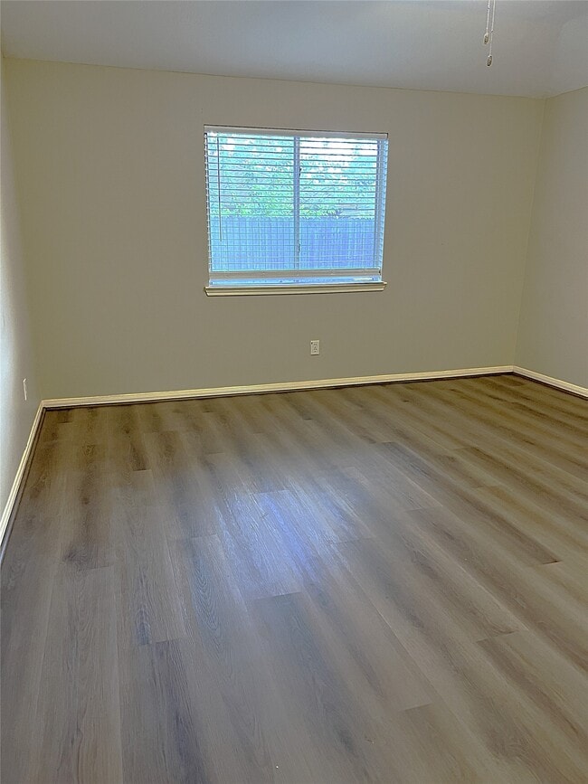 Building Photo - 4910 Linden Pl