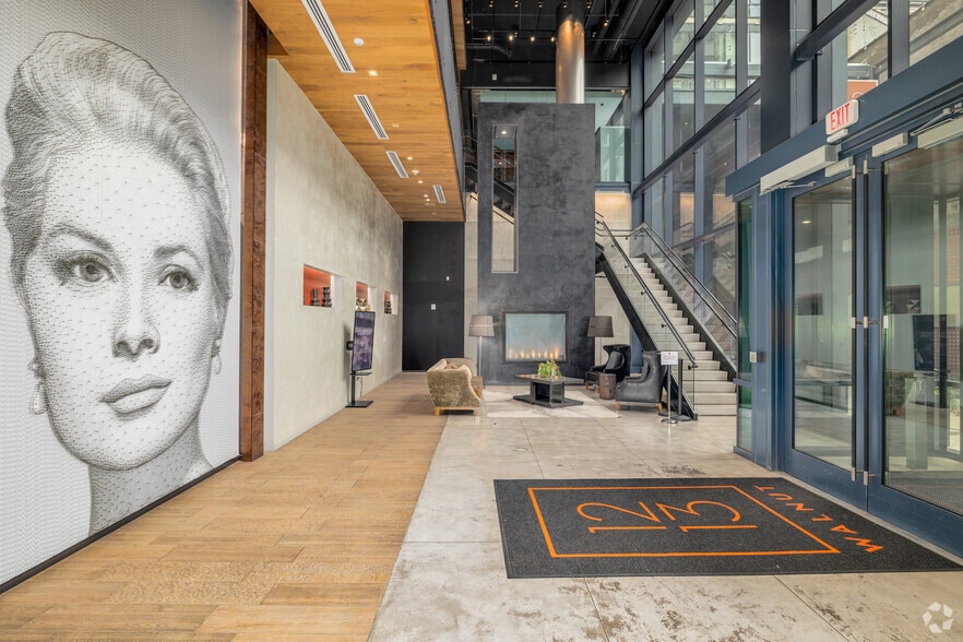 Lobby Photo - 1213 Walnut