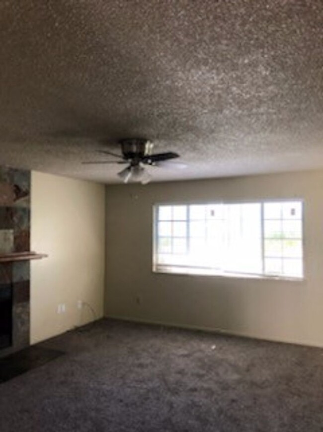 Building Photo - Modesto, 3 bedroom 2 bathroom with a 2 car...